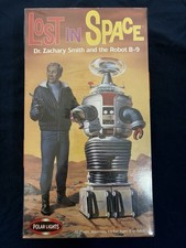 Unmontierter Modellbausatz des B-9 Roboters und Dr. Smith aus "Lost in Space"