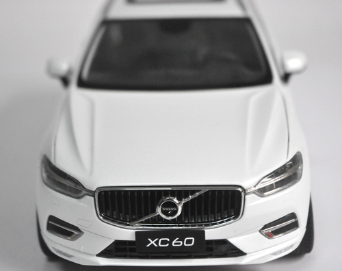 Volvo XC 60 2018 modellino SUV colore bianco 1/18 - Foto 5 di 8
