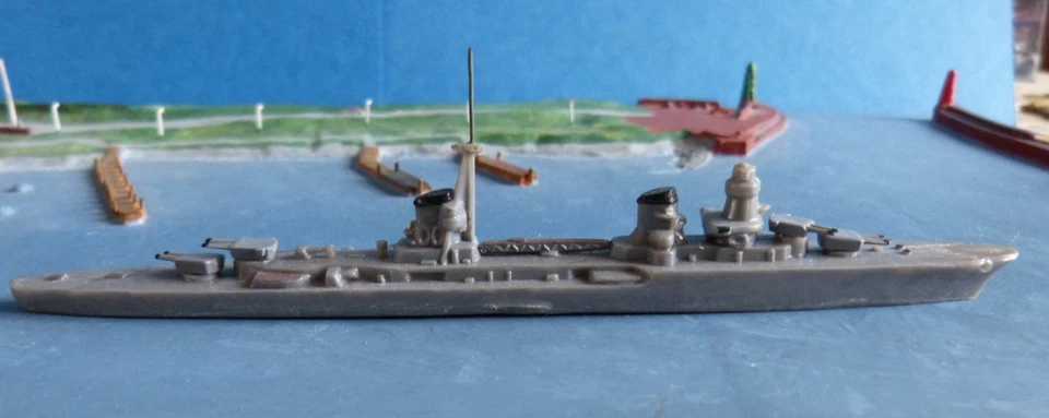Wiking Kunststoff Modell 425 - 1 : 1250 :  Kreuzer Eugenio di Savoia Marine - Bild 2 von 4