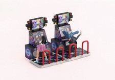 Juego de figuras Dance Dance Revolution 1:64. (1 máquina + 2 figuras)