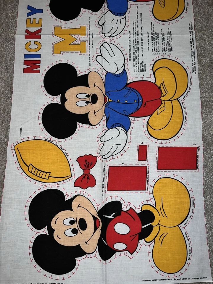 Muñeca artesanal Peter Pan de fútbol americano vintage con panel de tela cortada y cosida de Mickey Mouse de Disney Foto 3 de 4