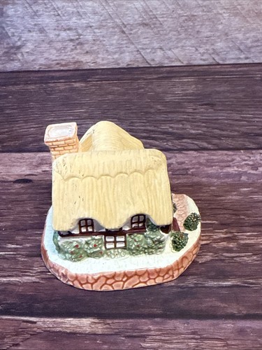 Vintage small Ceramic “Cottage” Figurine - Picture 4 of 4