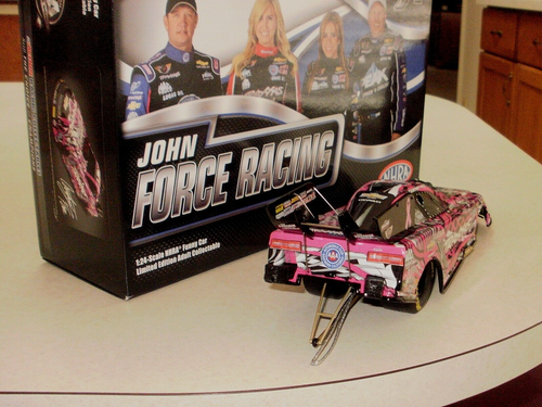NHRA 1/24 COURTNEY FORCE 2015 TRAXXAS PINK F/C 1/709 #326 + SIGNED HANDOUT - Picture 6 of 13