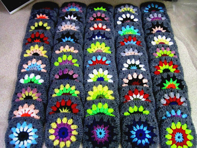 HANDGEHÄKELT, x 100 GRANNY SQUARES GRAUE KANTEN X 4 MEHRFARBIG QUADRATISCH, 4 Zoll