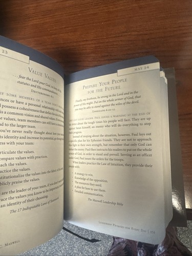 Leadership Promises for Every Day : A Daily Devotional by John C. Maxwell (2016, - Foto 5 di 5