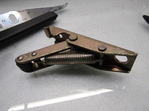 Toyota Townace Liteace 82- Mk2 skylite roof glass window right centre catch lock - Picture 3 of 6