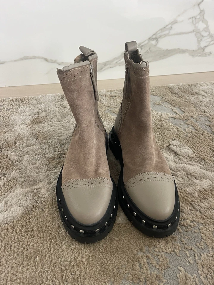 Botas Chelsea Free People Tate para mujer con tachuelas talla Zapatos 8 Mushroom Taupe Usados en Excelente Condición Foto 3 de 4