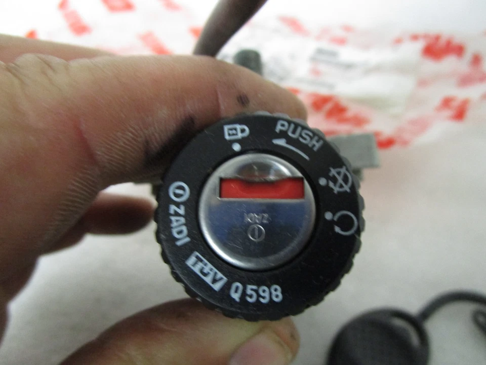 Замок рулевого управления главный выключатель зажигания 01–04 Aprilia Scarabeo 50 Ditech AP8224523 - Изображение 3 из 4