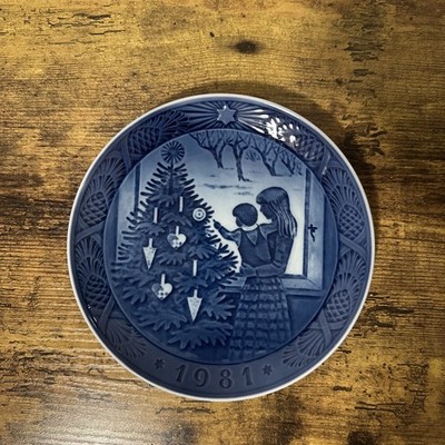 Royal Copenhagen 1981 Christmas Plate Admiring The Christmas Tree