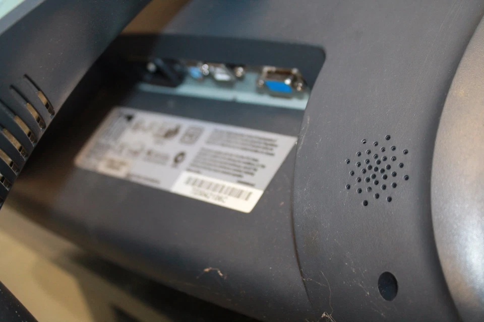 Elo Touch Solutions ET1525L-7UWC-1 15" LCD Touchscreen Monitor scratched screen. - Image 4 of 4