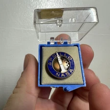 APOLLO NASA EMPLOYEE ENAMEL PIN + BOX SATURN V ROCKET MOON CREST CRAFT VINTAGE