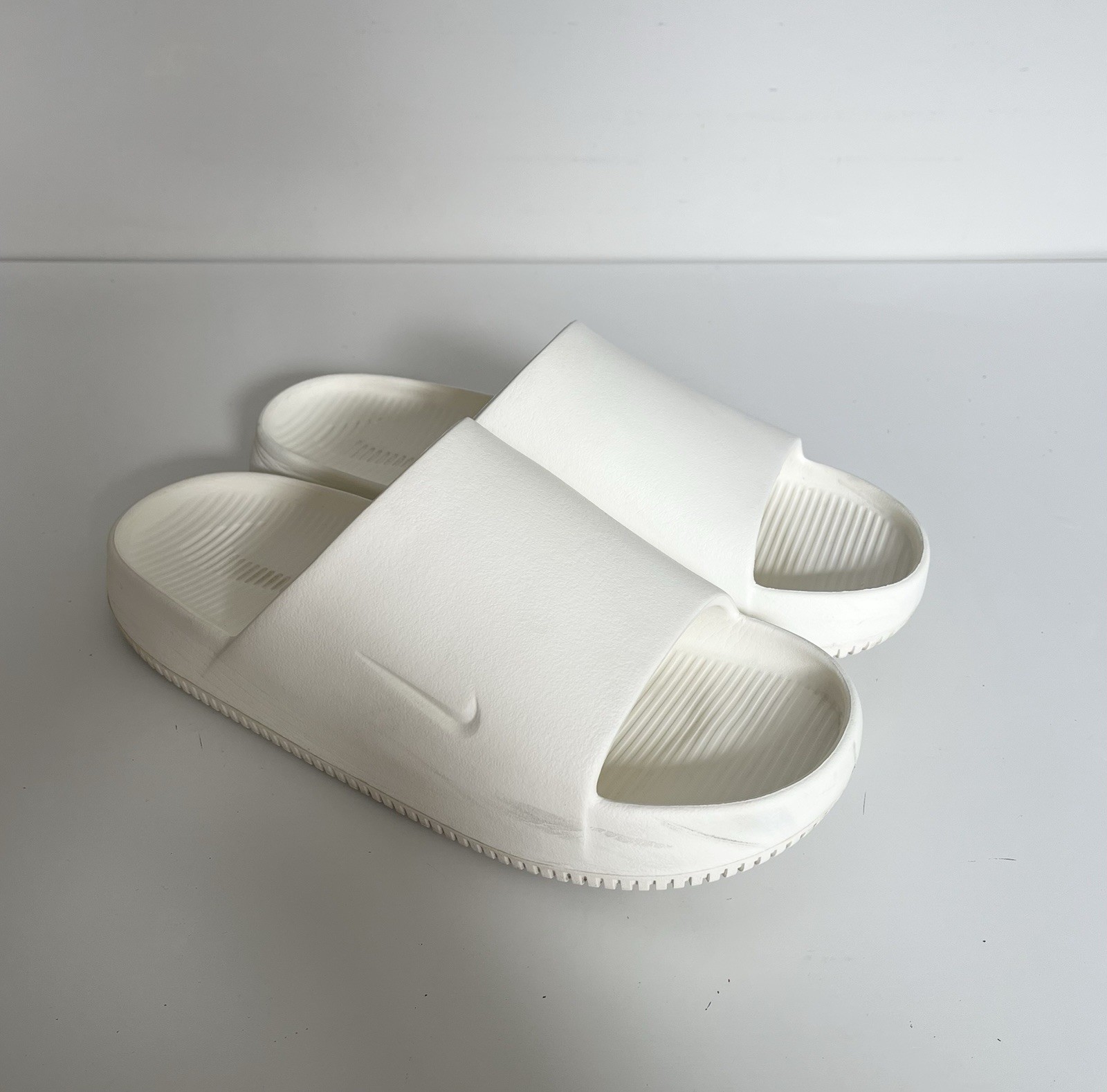 APL Sandali da uomo Nike calmi comodi morbidi sliders spiaggia piscina UK 9 US 10 bianchi