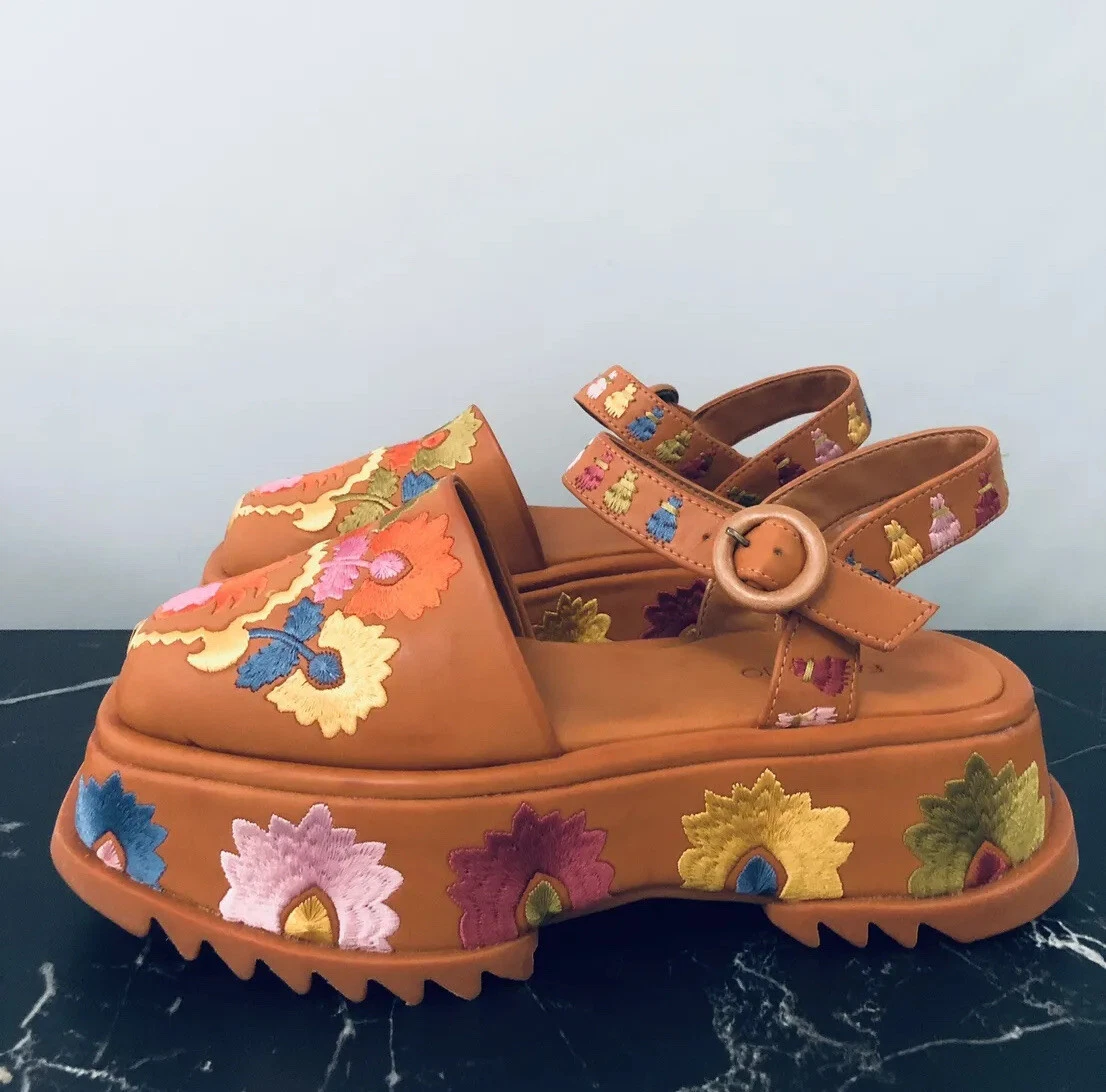 Flatform sandals hotsell closed toe
