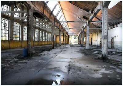 Wallario Premium Fototapete Vliestapete Alte Industriehalle  leerstehend einsam