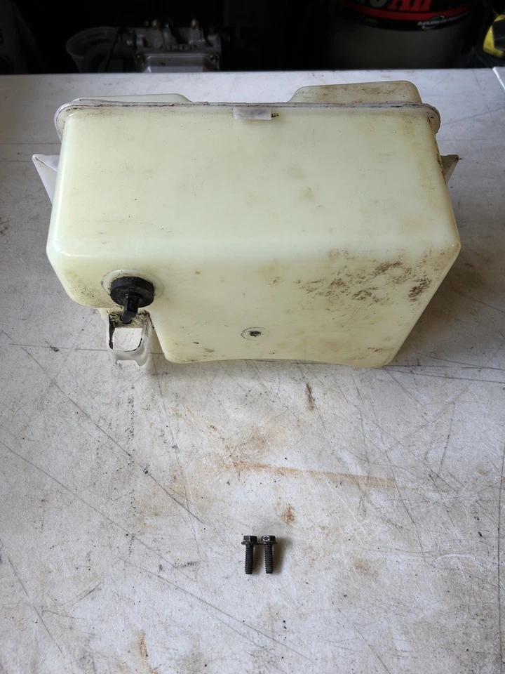 Tanque de combustible para tractor de césped Poulan modelo pxt175g42 con pernos de montaje y tapa de gas  Foto 4 de 4