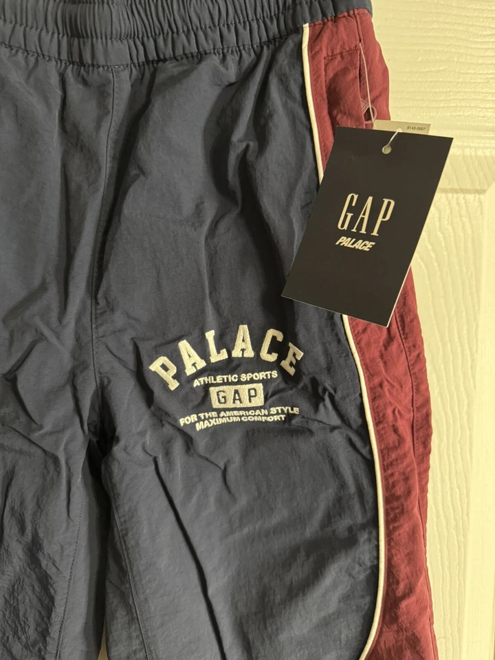 Pantalones de chándal de nylon bordado para niños Palace X Gap en azul marino/rojo talla S (6-7) Foto 4 de 4