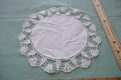 VINTAGE EIGHT INCH ROUND WHITE DOILY WITH HAND CROCHETED TRIM~RA - Bild 3 von 4