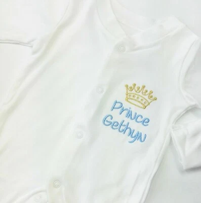 Personalisierter Babygrow Schlafanzug, bestickt Baby Junge Mädchen Prinz Prinzessin Geschenk