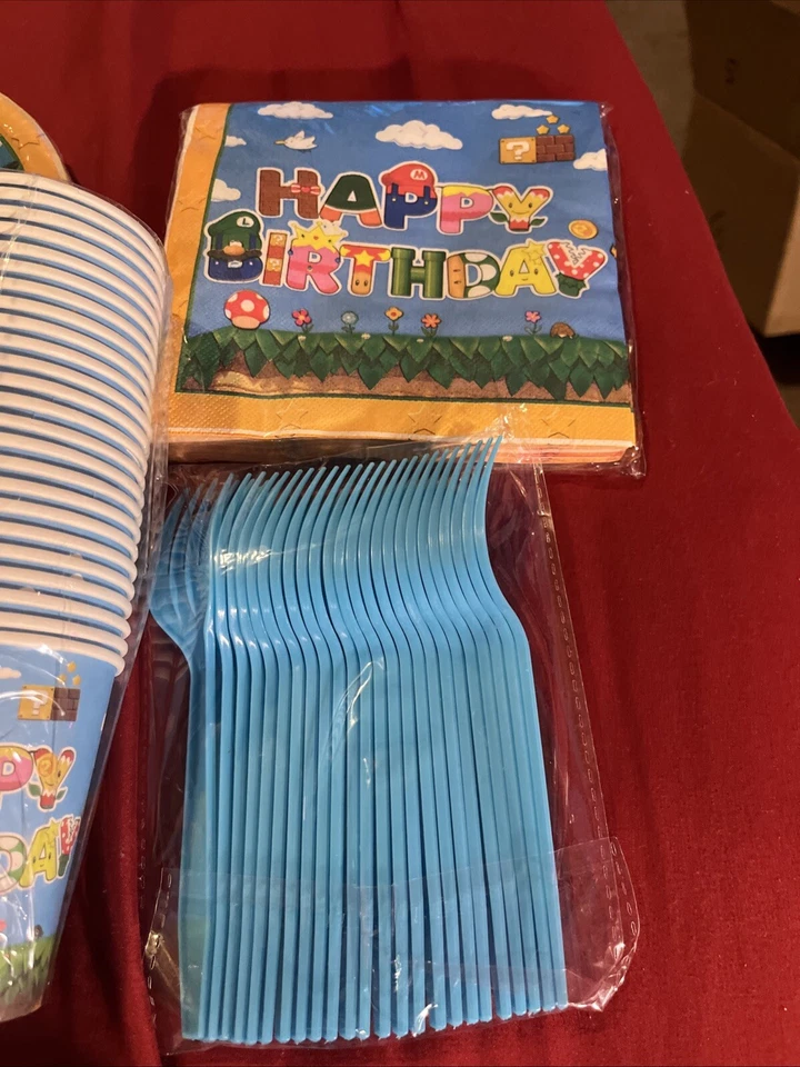 Juego de fiesta 24 tazas de papel, 24 platos, 24 servilletas, 24 tenedores Mario Foto 4 de 4