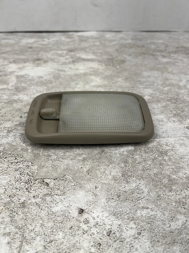 1998-2002 Toyota Corolla Overhead Dome Light Assembly - Image 4 of 4