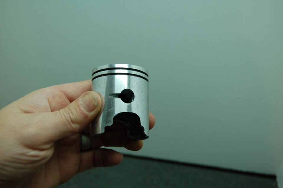 Pistón Suzuki 12110-25603-100 +1,00 OverSIZE TC100 TS100 1972-1973 NUEVO DE STOCK ORIGINAL Foto 4 de 4