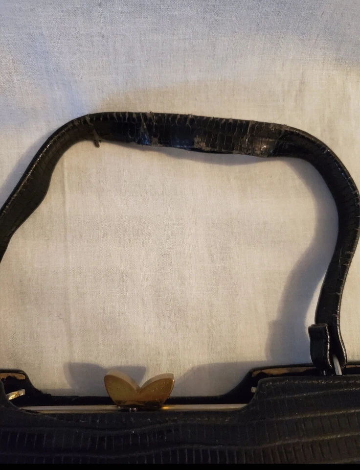 Cartera texturizada reptil negro vintage años 40 años 50 con interior de vinilo rojo brillante Foto 3 de 4