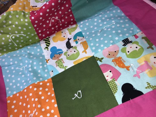 Selbstgemachte neue Baby Steppdecke Aufnäher Meerjungfrauen 42x48 - Bild 3 von 7