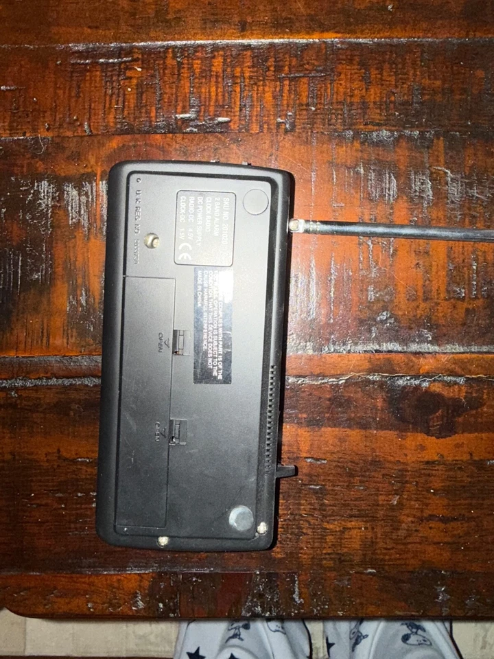 BROOKSTONE ALARM AM/FM radio bands and a digital LCD display Retro 7126/7126 EL - Image 2 of 4