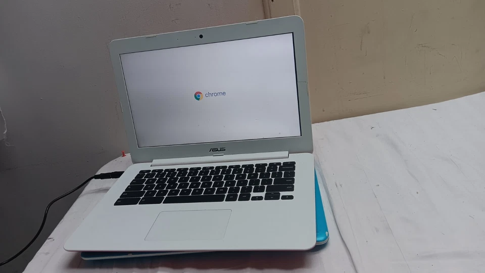 Lote de 2 Notebook Laptop ASUS C300S 13.3" Pantalla LCD Intel Celeron Para Piezas Foto 4 de 4