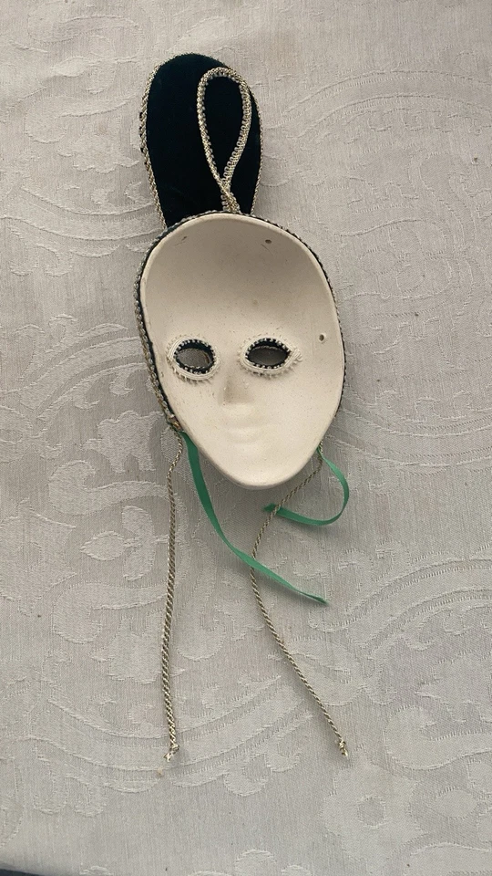 Máscara veneciana decorativa verde oscuro y dorado Foto 4 de 4