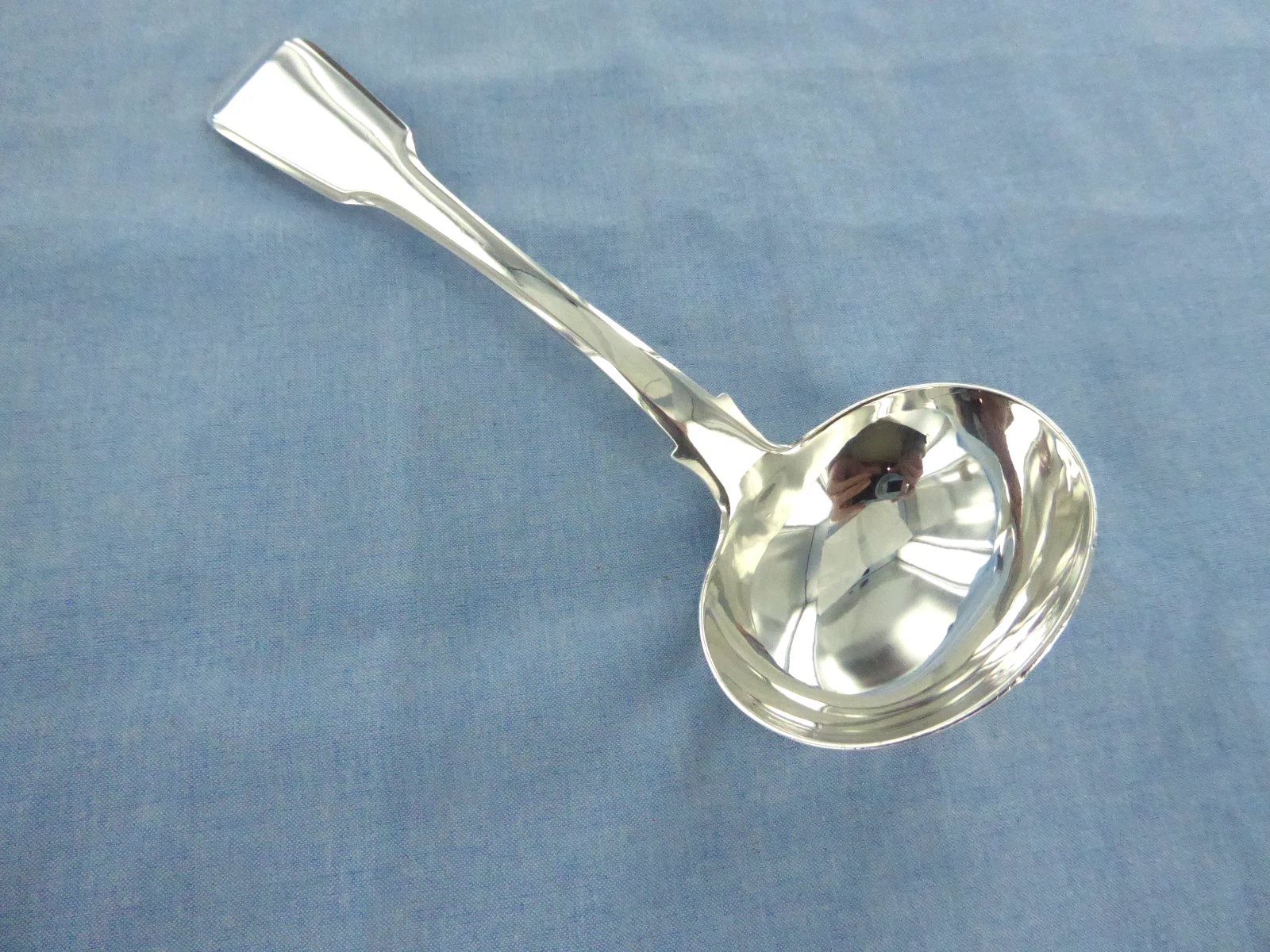 AN ANTIQUE STERLING SILVER FIDDLE BACK SAUCE LADLE, LONDON 1820.
Opens in a new window or tab