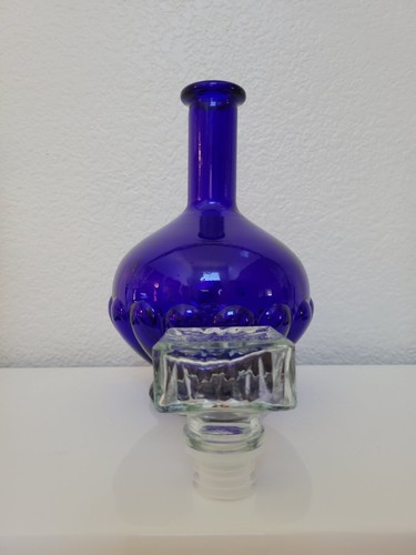 COBALT BLUE ROUND BUBBLED DECANTER WITH SQUARE STOPPER AND 6 LUMINARC GOBLETS - Picture 6 of 12