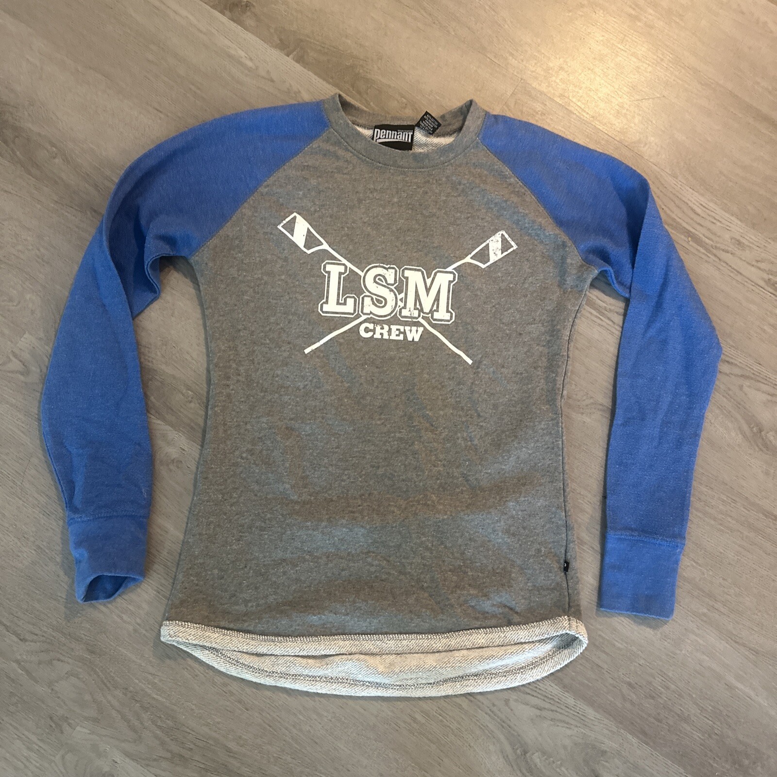 FILA Maglietta Lewis S Mills High School LSM Crew adulto Small S Pennant l s canottaggio T3