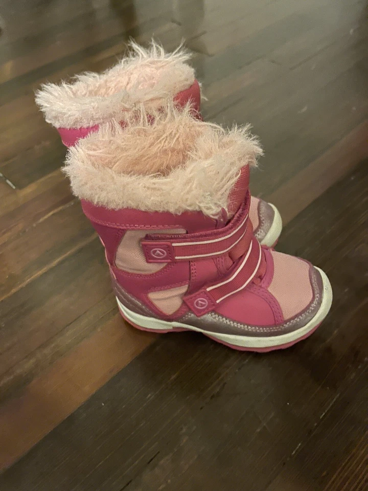 Botas de nieve Airwalk usadas en excelente estado para niñas, rosa brillante/magenta y plata - talla 8 Foto 2 de 4