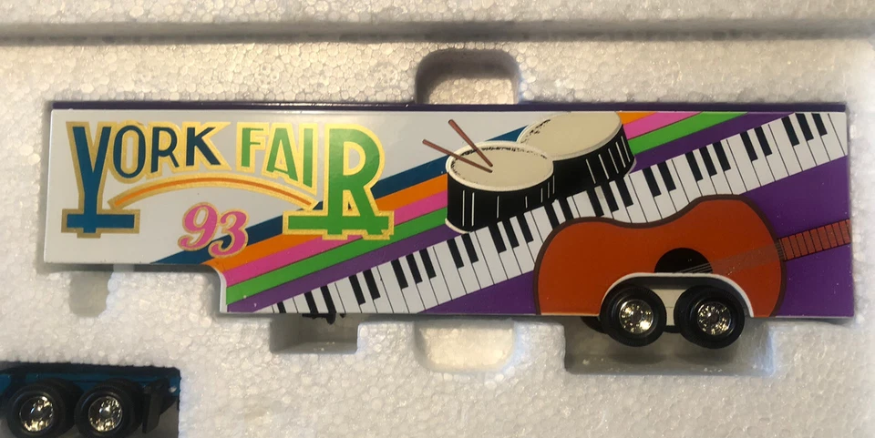 White Rose Collectibles 1993 York Fair Tractor Trailer Semi New - Image 3 of 3