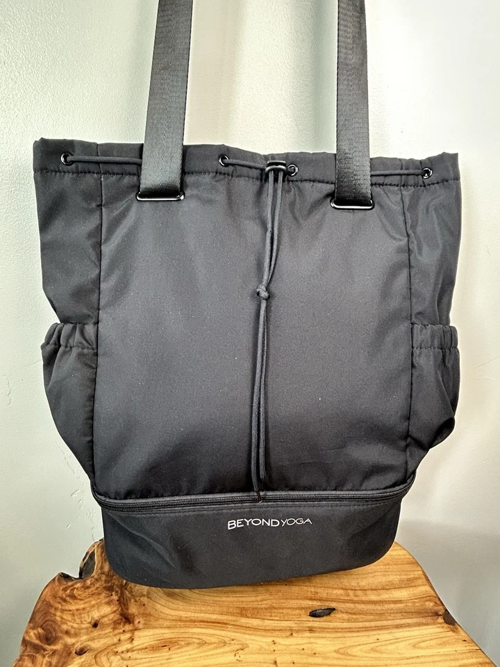 Bolso de Mano Beyond Yoga Negro Cordón Gimnasio Yoga Estudio Viaje Cremallera Parte Inferior Foto 2 de 4