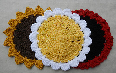x1 HANDGEMACHTE gehäkelte BLUMEN Untersetzer - GÄNSEBLÜMCHEN oder MOHNBLUME Retro/Vintage