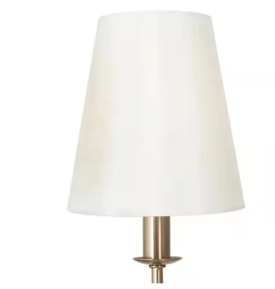 Lámpara de araña lineal de latón enchapado de transición LNC 6 luces cono blanco tonos de tela Foto 3 de 4