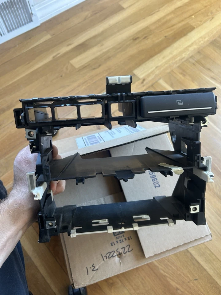 2005-2007 AUDI A3 QUATTRO - Rádio estéreo / suporte de montagem de controle climático fabricante de equipamento original - Imagem 2 de 4