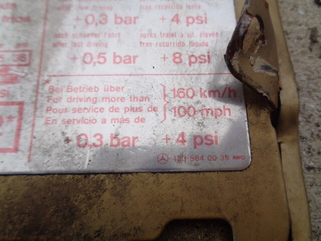 Mercedes-Benz 300D 1985 gasolina llenado combustible tapa puerta cubierta OEM Foto 3 de 3