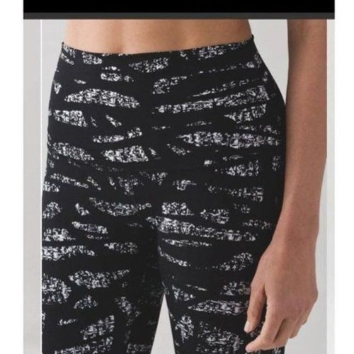 Lululemon athletica size 4 wunder under capri leggings black and white - Picture 2 of 8