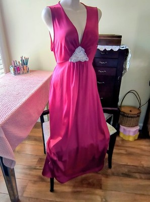 Vintage Vanity Fair  Nylon Antron III LACE FITTED NIGHTGOWN Sz 38
