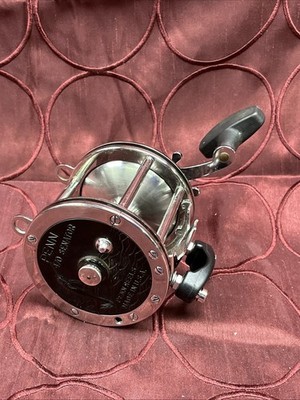 Mint Penn Senator 113 4/0 Fishing Reel  (Right Hand Retrieve) (LOOK)