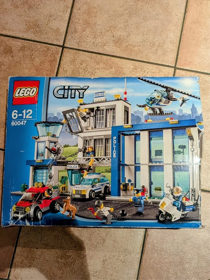 LEGO City 60047 Police Station, foto 1 di 2