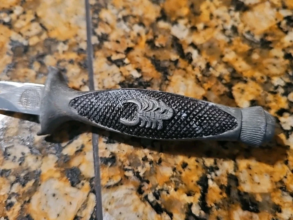 复古 80 年代刀 VHTF 罕见联合餐具蝎子匕首 UC209 无护套 — 第 2/4 张图片