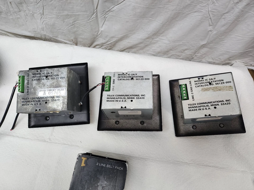 Telex LOT - IC-2A,  IC-2A/F  2 LINE HEADSET STATIONS (x3), Headsets & Mics (x2) - Image 3 of 4