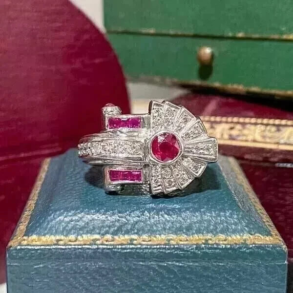 Anillo banda Art Deco rubí rojo simulado corte redondo de 2,50 quilates enchapado en oro blanco de 14 k Foto 2 de 4