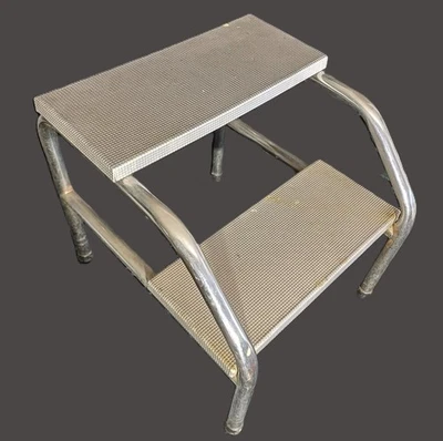 Escalera/escalera de pie vintage bien estable metal cromado y aluminio en relieve 1950-60 - Imagen 1 de 4