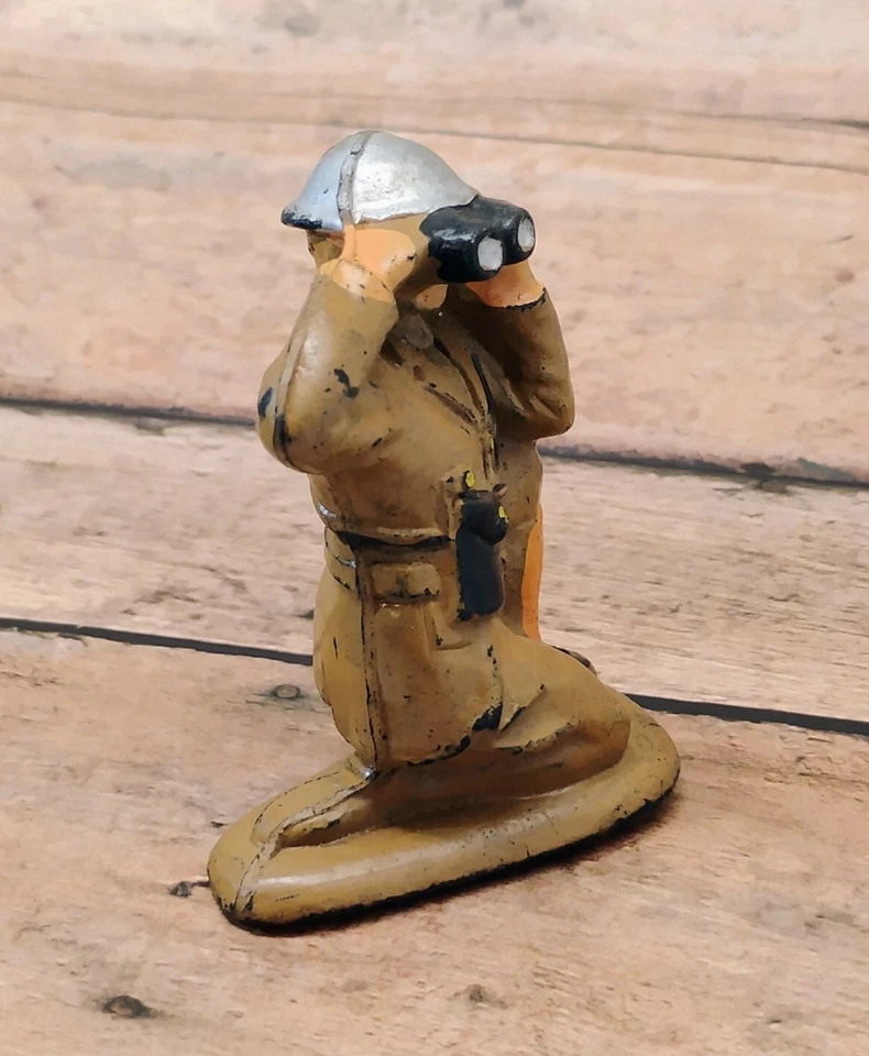 Juguete de goma castaño rojizo vintage 1940 soldado observador observador observador con binoculares Dimestore Foto 3 de 4