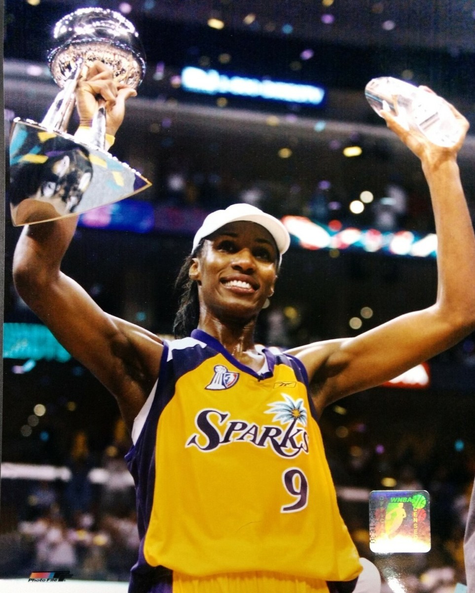 LISA LESLIE Holds Up 2002 WNBA Championship & MVP Trophies